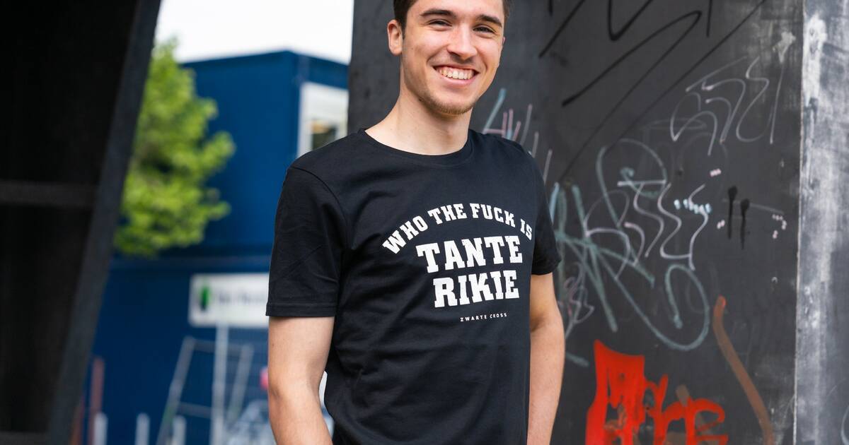 T Shirt Who The Fuck Is Tante Rikie Zwarte Cross